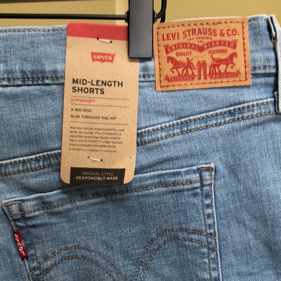 New Levis Women’s Mid-length shorts.  Size 14/W32. - Picture 5 of 16